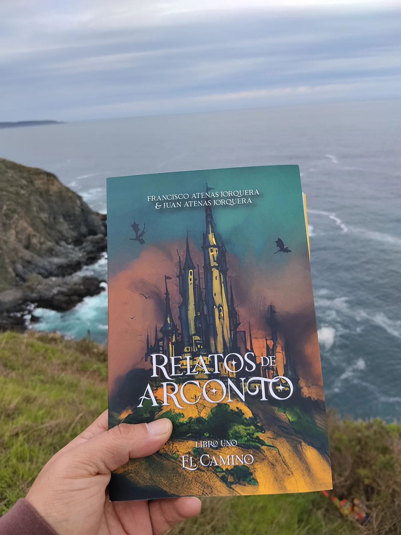 Ejemplar físico de Relatos de Arconto: El Camino fotografiado junto al mar