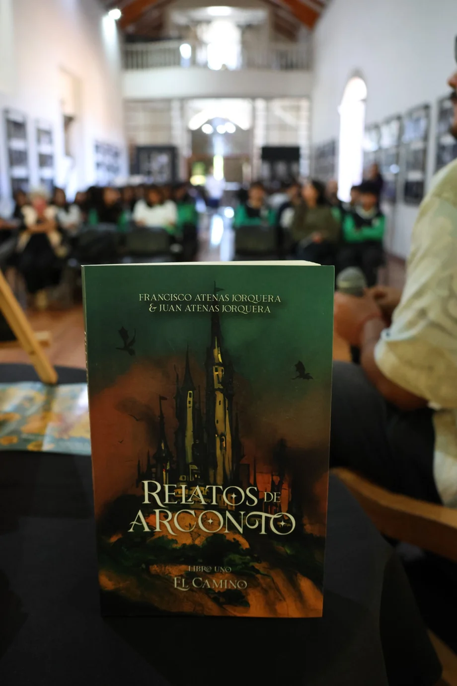 Ejemplar de Relatos de Arconto durante una presentación ante público